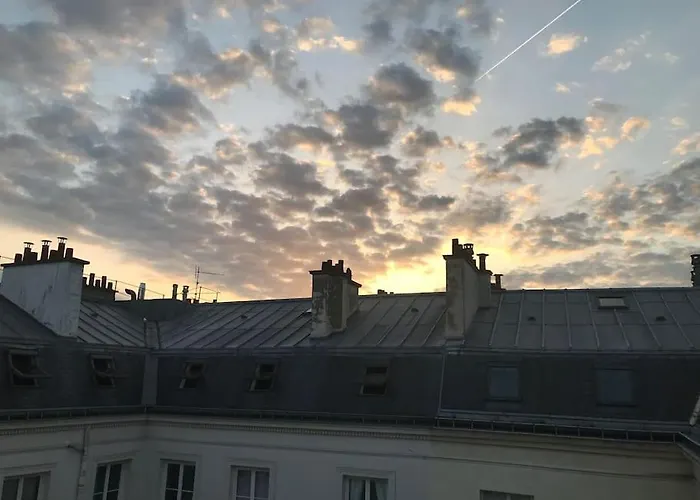 Charming Parisian Under The Rooftops * باريس