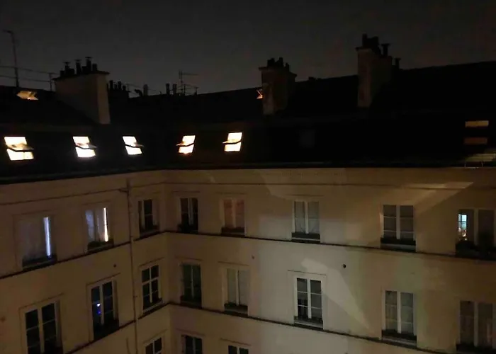 Charming Parisian Under The Rooftops * 巴黎